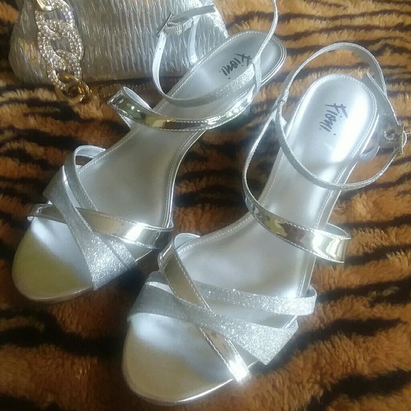 Shoe Source Worldwide Shoes - 🌻3/$39🌻FIONI SILVER & GLITTER HEELS Sz 11W
